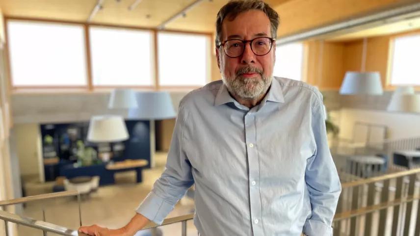 Urs Rüetschi lavura daspö dal 2002 pro la fundaziun AO e cugnuoscha fich detagliadamaing l’istorgia dal center a l’ur da Tavo (fotografia: RTR).