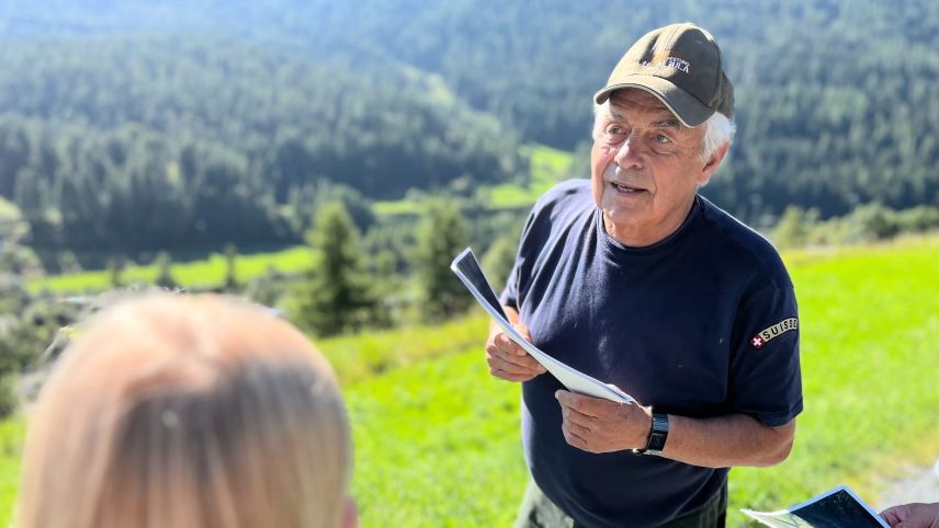  Hans Stäbler führt mit grossem Fachwissen zu längst vergessenen Verteidigungsorten. Fotos: Andrea Gutgsell