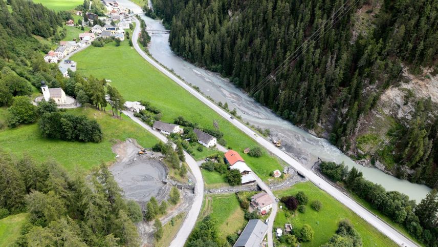 Lavurs da rumida in venderdi i’l batschigl a Martina. Perquai chi’d es previssa ulteriura plövgia nu pon las persunas evacuadas intant tuornar illas chasas  in vicinanza da l’aual (fotografia: Michael Steiner).