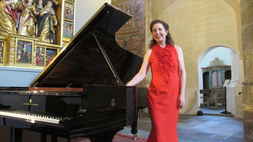 Angela Hewitt, eine herausragende Interpretin der Werke von Johann Sebastian Bach, geniesst nach dem Konzert den Freiluft-Applaus vor der Klosterkirche. Fotos: Elisabeth Bardill