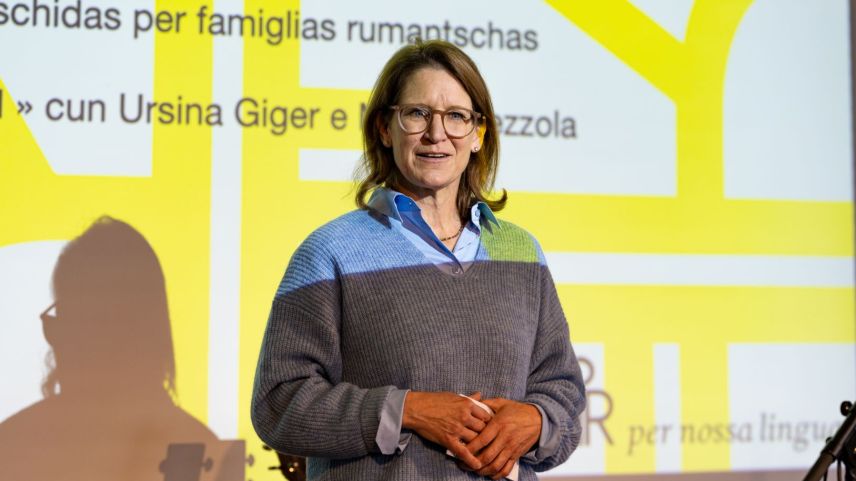 La presidenta Domenica Tischhauser-Gisep preschainta las activitats da l’Uniun Cultura Rumantscha Son Gagl/Appenzell (fotografia: Elke Hegemann).