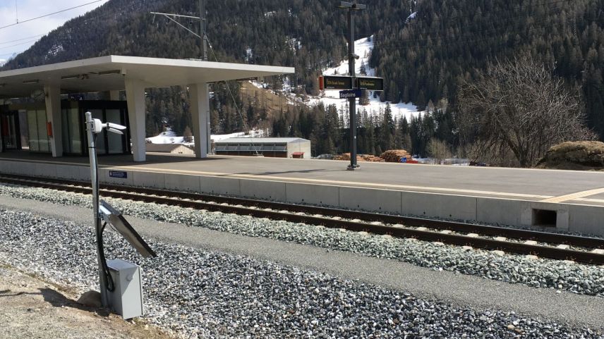 Quistas cameras (fotografia a schnestra) observan, scha las bes-chas passan tras ils tunnels (fotografia: Oliver Dosch)