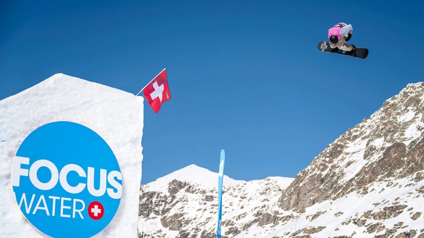 Sieht schön aus, hat aber nicht gereicht: Der Silvaplaner Jeremy Denda hat am Donnerstag den Finaleinzug beim Snowboard-Slopestyle auf dem Corvatsch nicht geschafft. Foto: Freestyle-WM 2025/Christian Stadler
