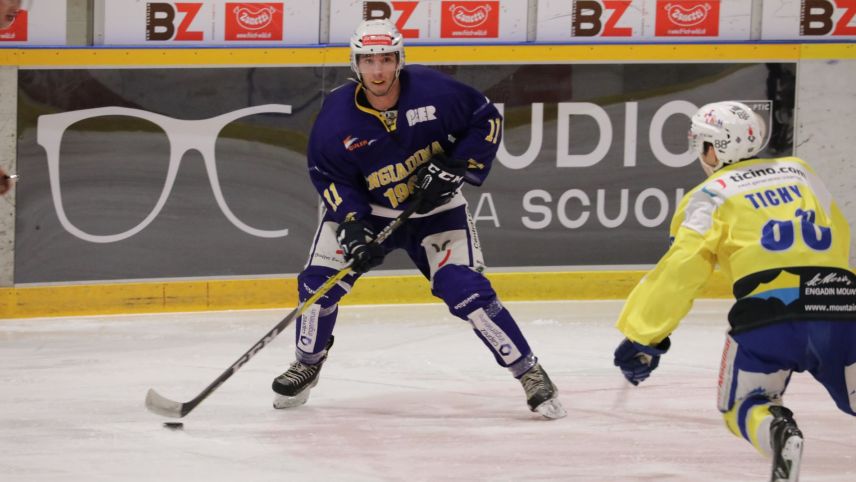 Gudench Camichel erzielte vier Tore und zwei Assists im Derby-Spiel Engiadina gegen St. Moritz (Foto: Marco Ritzmann).