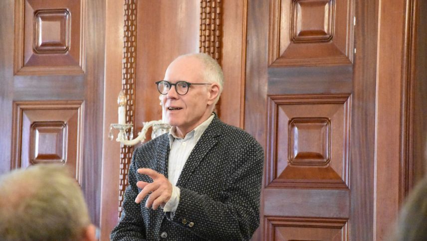 Il vegl cusglier federal Moritz Leuenberger ha referi in occasiun da la radunanza generala da la IG Zwet davart randulinas, sturnels ed ulteriurs utschels. (fotografia: Nicolo Bass)