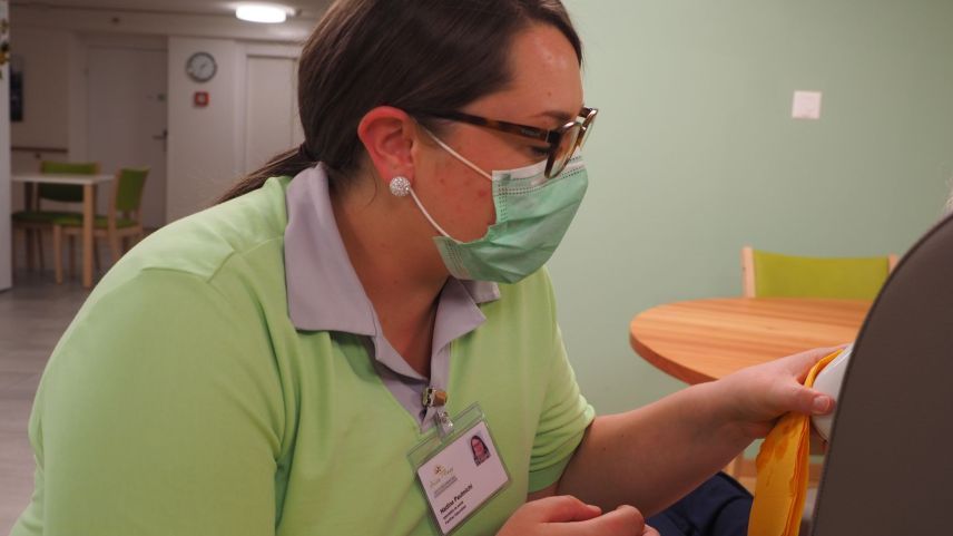 Gehört zu täglichen Arbeit im Pflegeheim Puntota in Scuol: Nadine Paulmichl flösst einer Bewohnerin etwas Tee ein.
Foto: Marie-Claire Jur