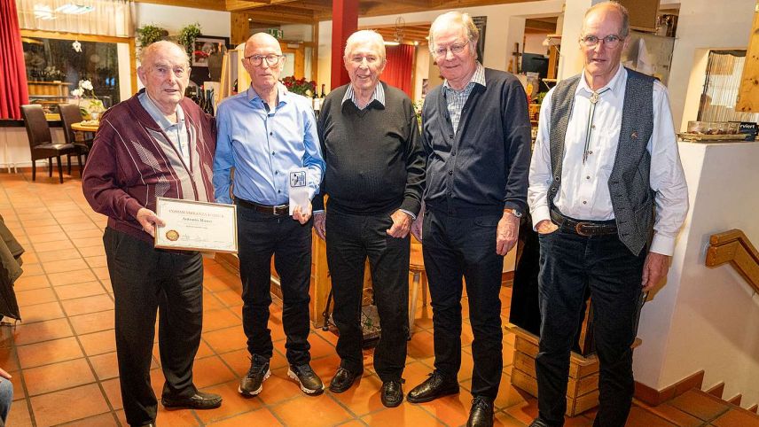 Am Curler-Abend des 28. Grond Premi da Scuol wurde Antonio Mauri (links) Ehrenmitglied des Curlingclubs. Jon Carl Rizzi (Zweiter von links) 
wurde der Verbandssportpreis vom kantonalen Curling Verband überreicht. Fotos: Jon Andri Taisch