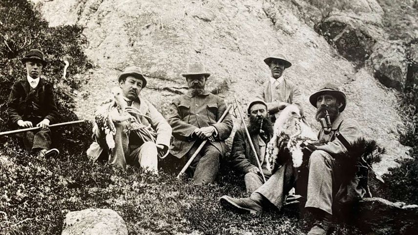 Aushorstung zweier Jungadler im Juni 1895 in Pontresina. Diese Aufnahme ist das älteste fotografische Dokument des Steinadlers in Graubünden. Foto: Alexander Flury