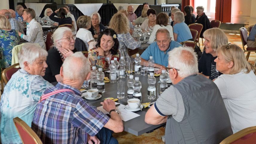 Angeregte Diskussionen zum St. Moritzer Alterskonzept. Foto: Reto Stifel