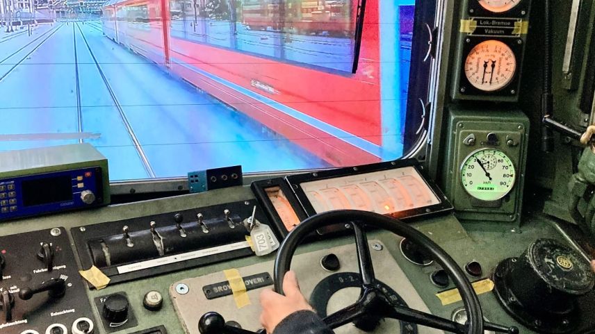 Versuche mit der Streckenvisualisierung für den Simulator. Dazu werden verschiedene techische Lösungen wie Projektionen oder Grossbildschirme geprüft.