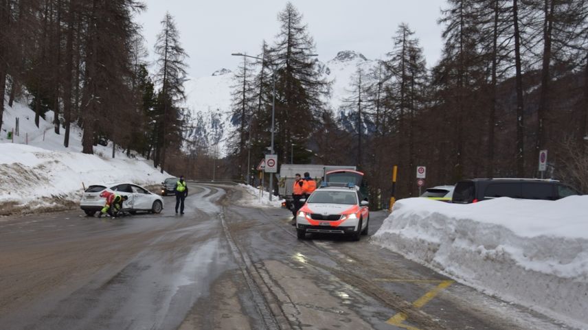 Auf der Suvrettakreuzung kollidierten die beiden Personenwagen miteinander. Foto: Kantonspolizei Graubünden