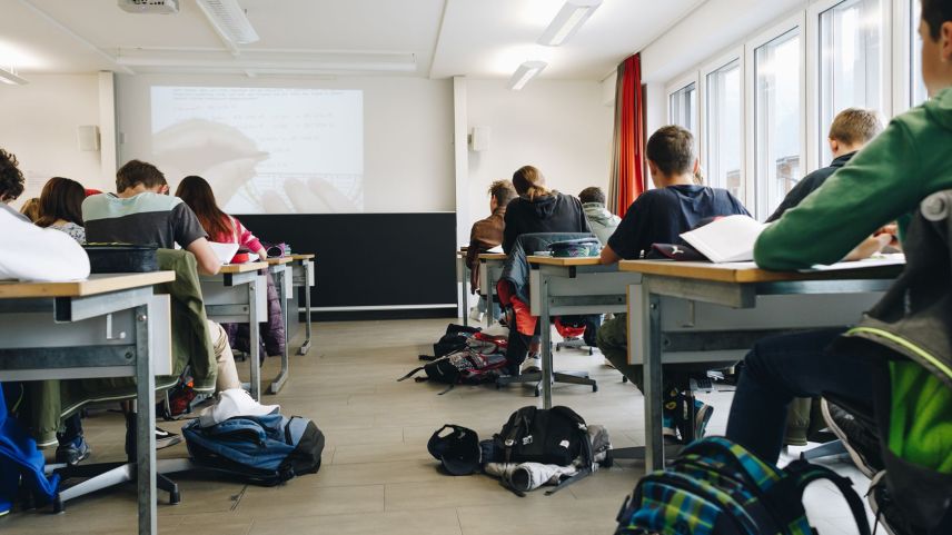 Wie sollen sich angehende Mittelschülerinnen und -schüler am besten auf die Aufnahmeprüfungen vorbereiten? Die Bündner Regierung will diese Vorbereitung der Volksschule übertragen. Ein umstrittener Entscheid. Foto: Fabian Gattlen/Academia Engiadina