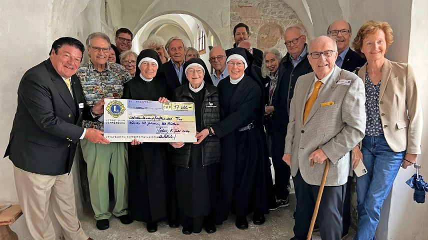 Strahlende Gesichter bei der Checkübergabe. Foto: Walter Andreau