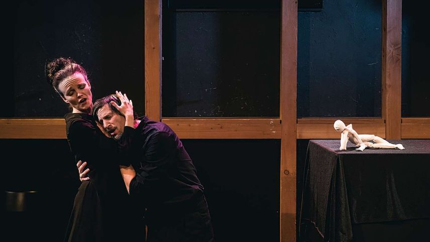 Riikka Läser spielt die Hofdame Leonida von Berg alias Mama Berg. Ivo Bärtsch mimt die Rolle des Hofnarren und -meisters Gaspar. Fotos: Benjamin Hofer