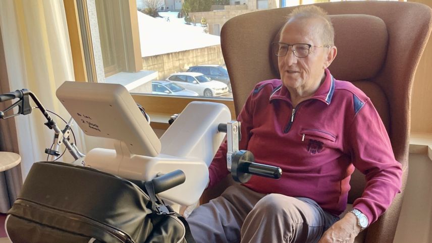 Werner Hässig ist ein Bewegungsmensch, auch im Haus.  Foto: Fadrina Hofmann