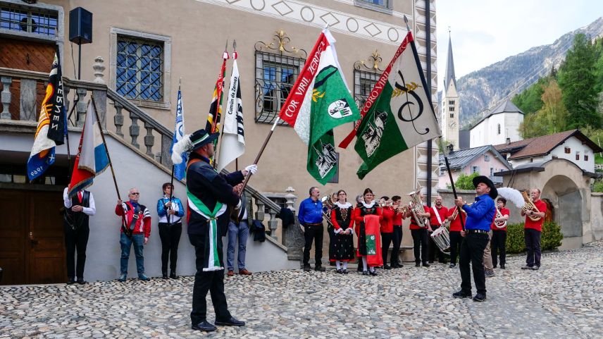 Binderal Jens Dettmann (schn.) culla bindera nouva dal cor viril Zernez ed Armon Bezzola cun quella veglia. Simbolicamaing han els tut cumgià da la bindera veglia e bivgnantà la nouva.