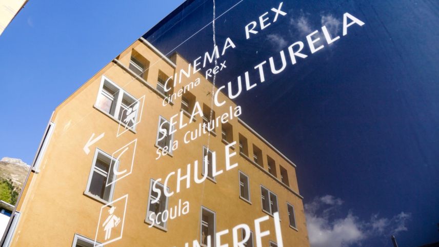 Das Schulhaus suot ist sanierungsfällig. Das entsprechende Sanierungs- und Erweiterungsprojekt belässt die Sennerei und die Sela culturela, will aber das Kino zu einem Mehrzwecksaal umfunktionieren.  