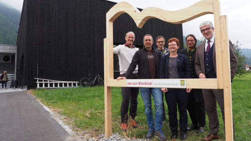 Da schnestra: Hans Romang, Rico Lamprecht, David Spinnler, Judith Fasser, Gabriella Binkert Becchetti e Jon Domenic Parolini (fotografia: David Truttmann).