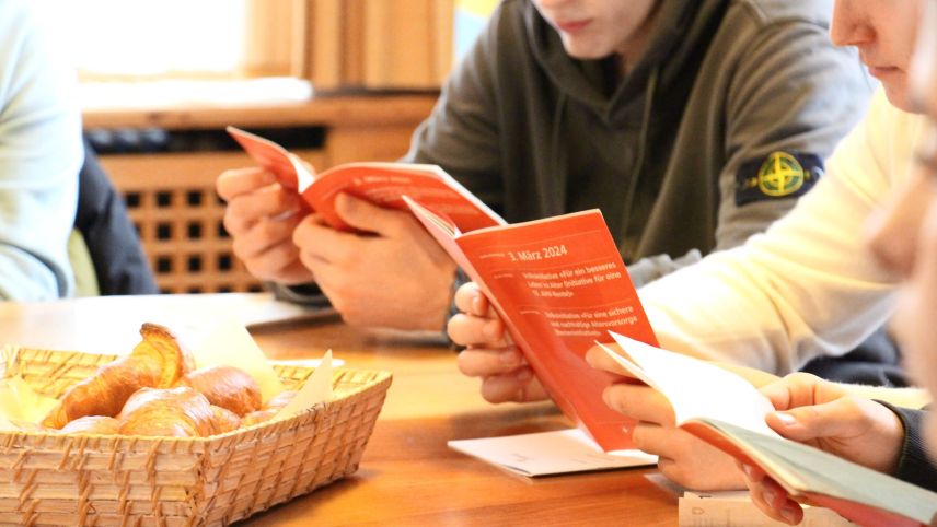 Jugendliche informieren sich über eine Vorlage. Foto: Julia Biffi