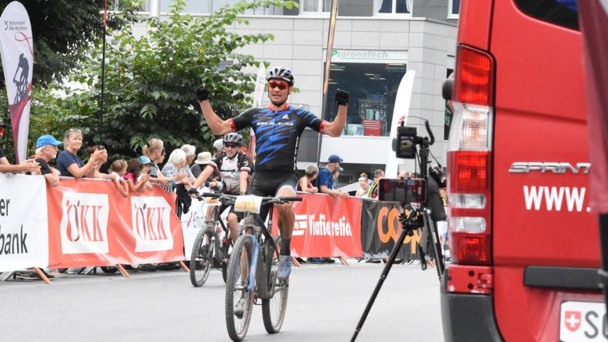 Urs Huber fährt erneut als Sieger über die Ziellinie (Foto: Nicolo Bass).