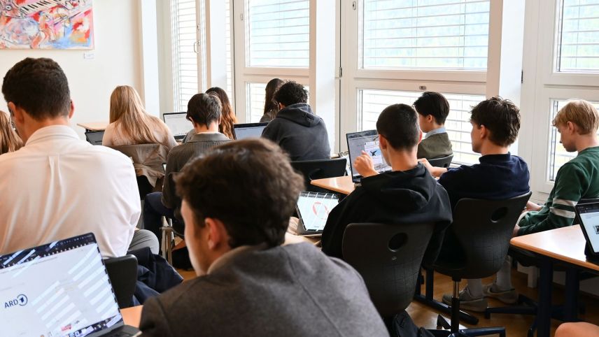 Mit einem Test über ihre Medienkompetenz erwartete die Schülerinnen und Schüler des Lyceums Alpinum ein etwas anderer, aber nicht weniger lehrreicher Unterricht. Foto: Lyceum Alpinum