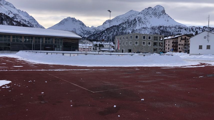 Der neue Schulstandort mit der Mehrzweckhalle (hölzernes Gebäude links im Bild) und dem polysportiven Platz. Foto: Marie-Claire Jur