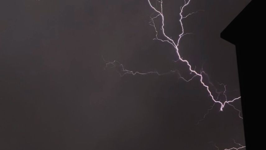 Blitzspektakel am Freitagabend im Unterengadin. Foto: Nora Hofmann