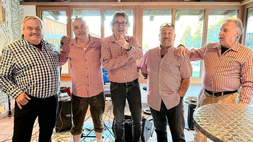 Il Alpina Quintett as preschainta in sonda al Festival dals Nanins a Scuol. 