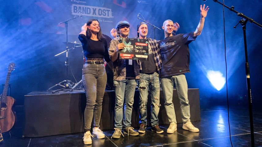 «Secret Tension» mit, v.l.: Vanessa Rest, Silas Lügstenmann, Daniel Duschletta und Dominique Ackermann nach dem Kurzgig im Kammgarn zu Schaffhausen. Foto: Jon Duschletta
