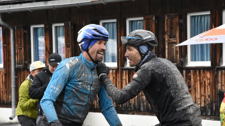 Der Deutsche Andreas Seewald (links) gewinnt den 24. Nationalpark Bikemarathon auf der Alternativstrecke mit Start und Ziel in Scuol vor Hansueli Stauffer (rechts). Foto: Nicolo Bass