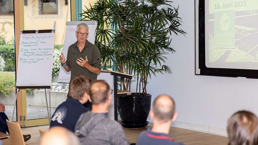 Ernst Bromeis, Präsident von Graubünden-Wasser eröffnete das Forum Aua Forta 2023