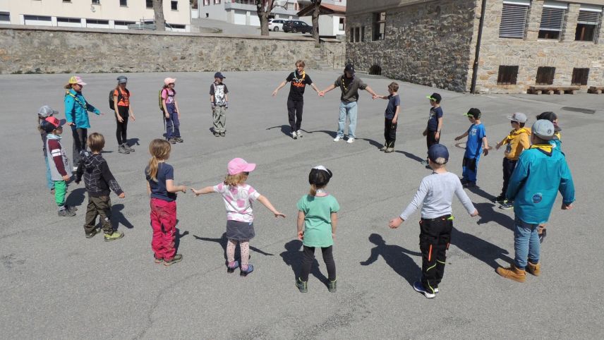 Ün davomezdi cun gös e trategnimaint – üna vainchina d’uffants es statta da la partida in sonda passada al di d’insaj dals battasendas a Gurlaina e sün  plazza da scoula a Scuol (fotografia: Benedict Stecher).