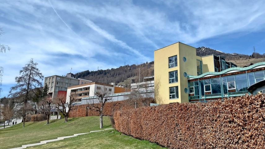 Sül areal da Quadras a Scuol esa sün cuorta distanza ün grond potenzial per chalur da temperatura ota. Perquai perseguiteschan plüs partenaris ün proget  d’ün s-chodamaint sün distanza (fotografia: Fadrina Hofmann).