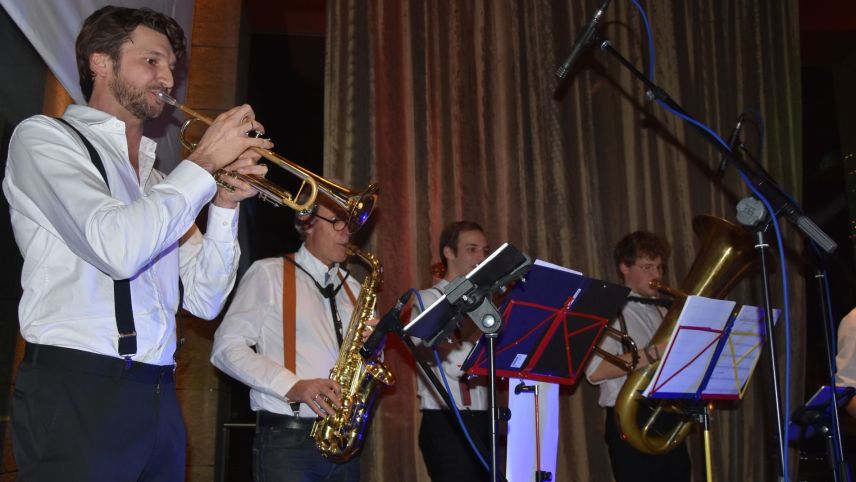 Cinzia Regensburger e sia Big Band ha preschantà il nouv album illa bar dal Hotel Belvédère a Scuol (fotografia: Nicolo Bass).