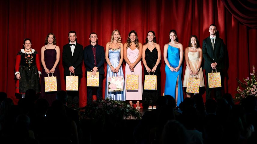 Absolventas ed absolvents da la maturited bilingua grischuna ed ingaschamaint speciel (fotografia: Steve Hadorn).