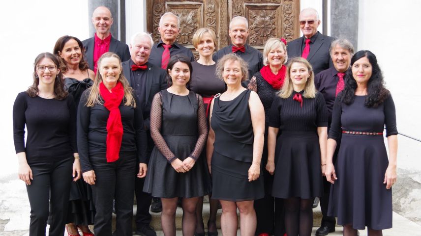 Sängerinnen und Sänger des gemischten Chores «La Cumbricula» anlässlich ihres Jubiläumskonzerts «25 Jahre 
Bühnenpräsenz in Celerina». Foto: z. Vfg