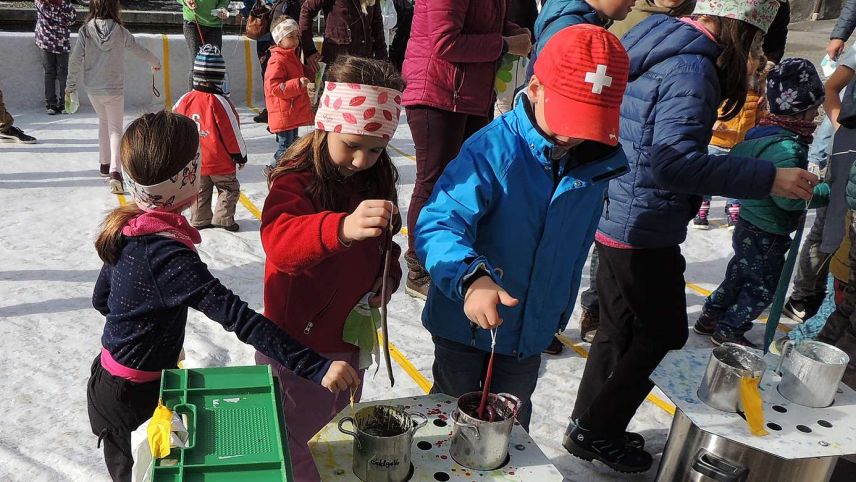 Il pavagl vain bognà illa tschaira choda in diversas culurs. fotografia: Benedict Stecher/FMR