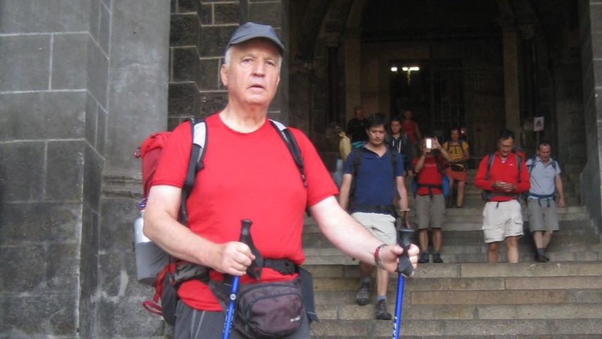 Jon Andrea Grond es i a pè da Müstair fin pro la catedrala da Santiago de Compostela (fotografia: Jon Andrea Grond).