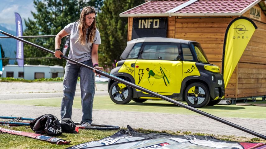 Chloé Huguenin bereitet sich vor. Foto:Engadinwind/Sailing Energy