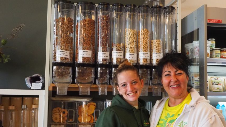 Natascia Sossi (rechts) ist Inhaberin des Reformhauses «Bio Natur», das sie vor vier Jahren eröffnet hat.
Foto: Valentina Baumann