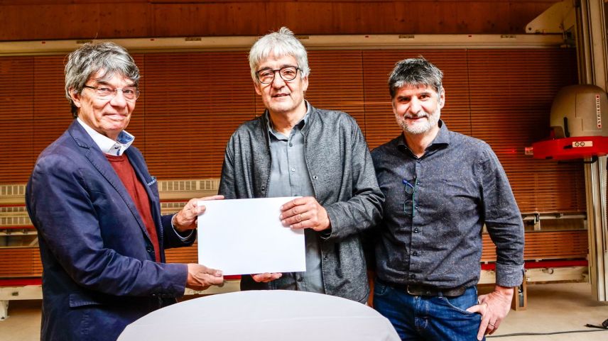 Preisübergabe mit von links: Allan Guggenbühl, Präsident Peter-Hans Frey Stiftung, Daniel Badraun, Präsident Stiftungsrat Lehrwerkstatt und Remo Püntener. Foto: Jon Duschletta