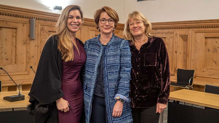 Karin Metzger Biffi (Mitte) präsidierte den St. Moritzer Gemeinderat letztes Jahr, Claudia Aerni (links) ist aktuelle Präsidentin und Prisca Anand wird zu ihrer Nachfolgerin. 	Solche Bilder sind eher die Ausnahme. Foto: Daniel Zaugg