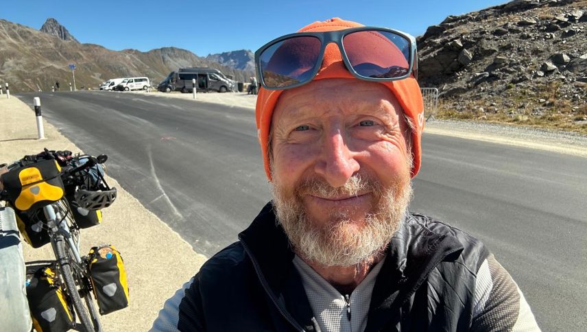 8. September 2025: Daniel Müller macht auf der Berninapasshöhe einen letzten Fotohalt, bevor er nach seiner 5800 Kilometer langen Veloreise wieder im heimatlichen Pontresina ankommt. Foto: Daniel Müller