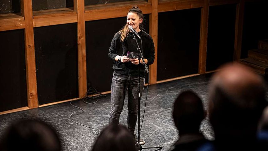 Gianna Duschletta (suprastanza UdG), organisatura e moderatura per la saireda a Zuoz (fotografia: Mayk Wendt)