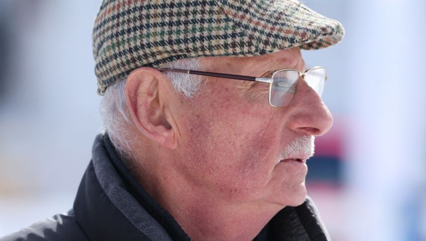 Miro Weiss nimmt den Hut. Foto: Christian Mettler