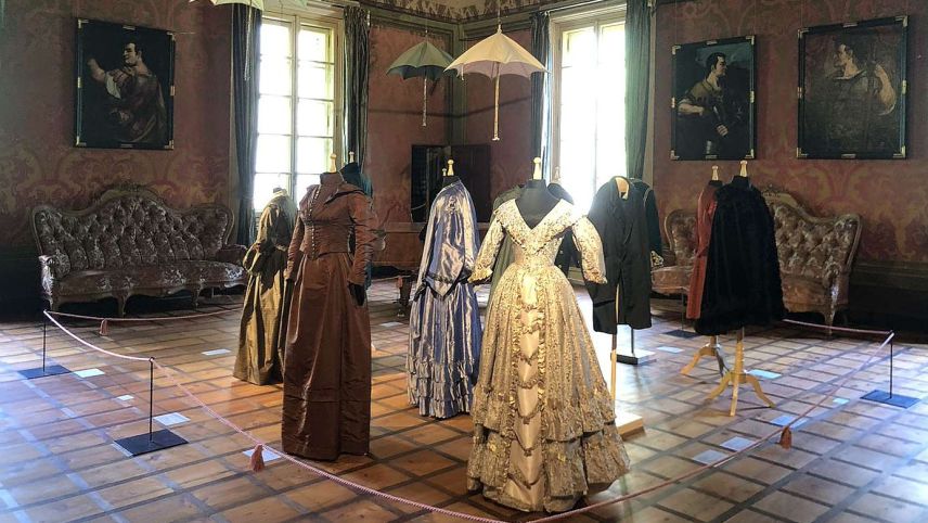 Im Festsaal werden gleich mehrere Damenkleider und Herrenroben präsentiert. Foto: Marie-Claire Jur