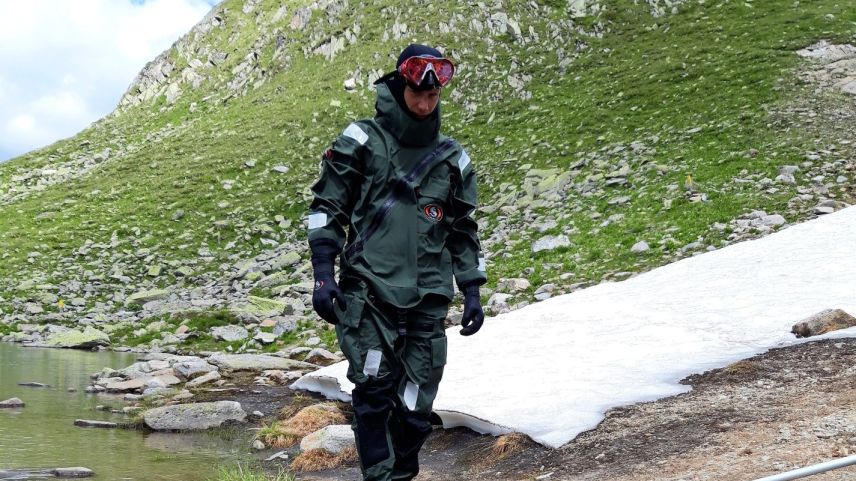 Forscher mit der Exo-Sonde auf Macun. Foto: Christian Ebi