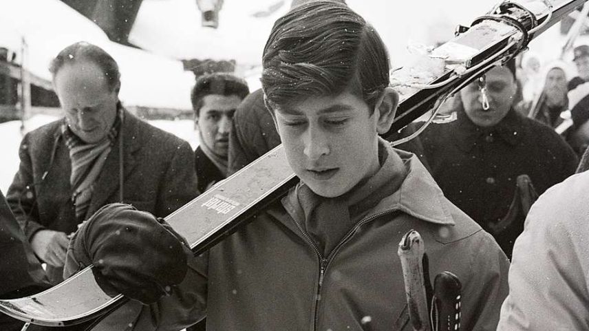 Il prinzi Charles dal 1963 – ill’età da 14 ons – dürant sias vacanzas da skis a Scuol-Tarasp. fotografias: Biblioteca ETH Turich, Heinz Baumann e Kurt Salvisberg