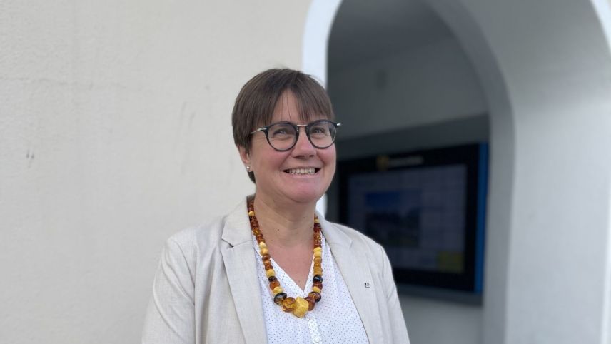 Aita Zanetti, la nouva presidenta dal cumün da Scuol, in dumengia davant chasa cumünala a Scuol (fotografia: Fadrina Hofmann).