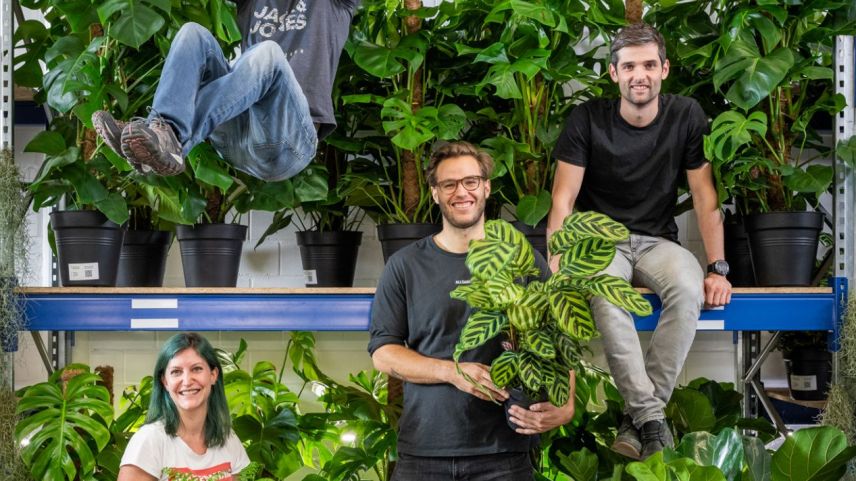 Il fundatuors dal start-up «Feey». L’engiadinais Severin Candrian es in mited dal purtret (fotografia: Daniel Ammann).